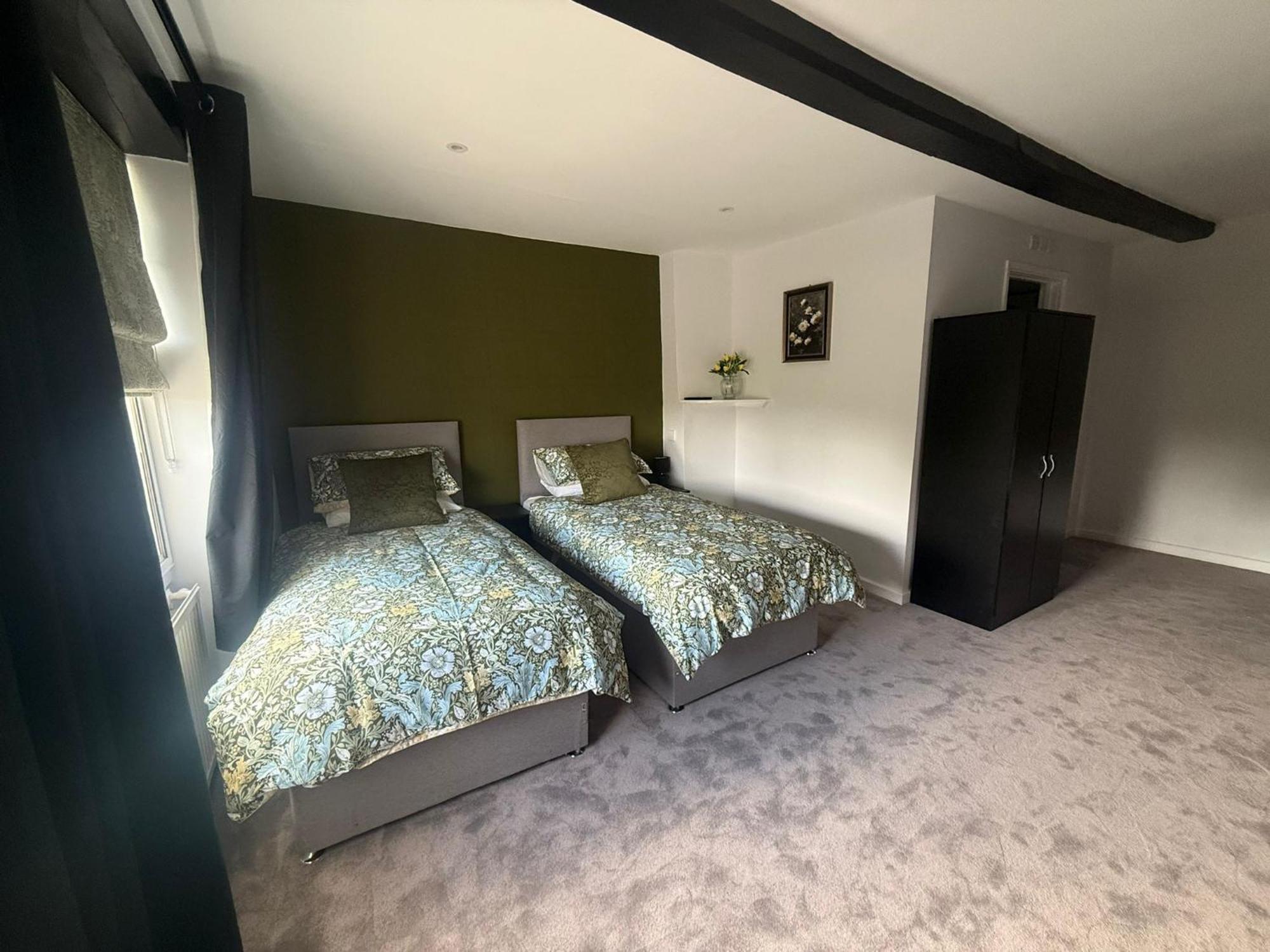 The White Hart Hotel Atworth Ngoại thất bức ảnh